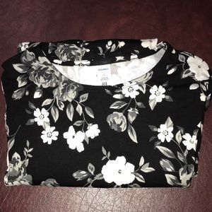 Black/white/gray floral Old Navy knee-length, long-sleeve dress!